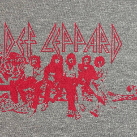 NWOT 🤘🎸Def Leppard Crew Neck Sweatshirt in Light Heather Grey and Red. Size L - Picture 11 of 11